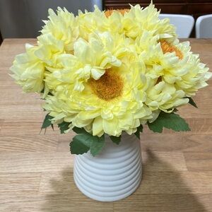 Spring ceramic faux yellow/white/green floral vase